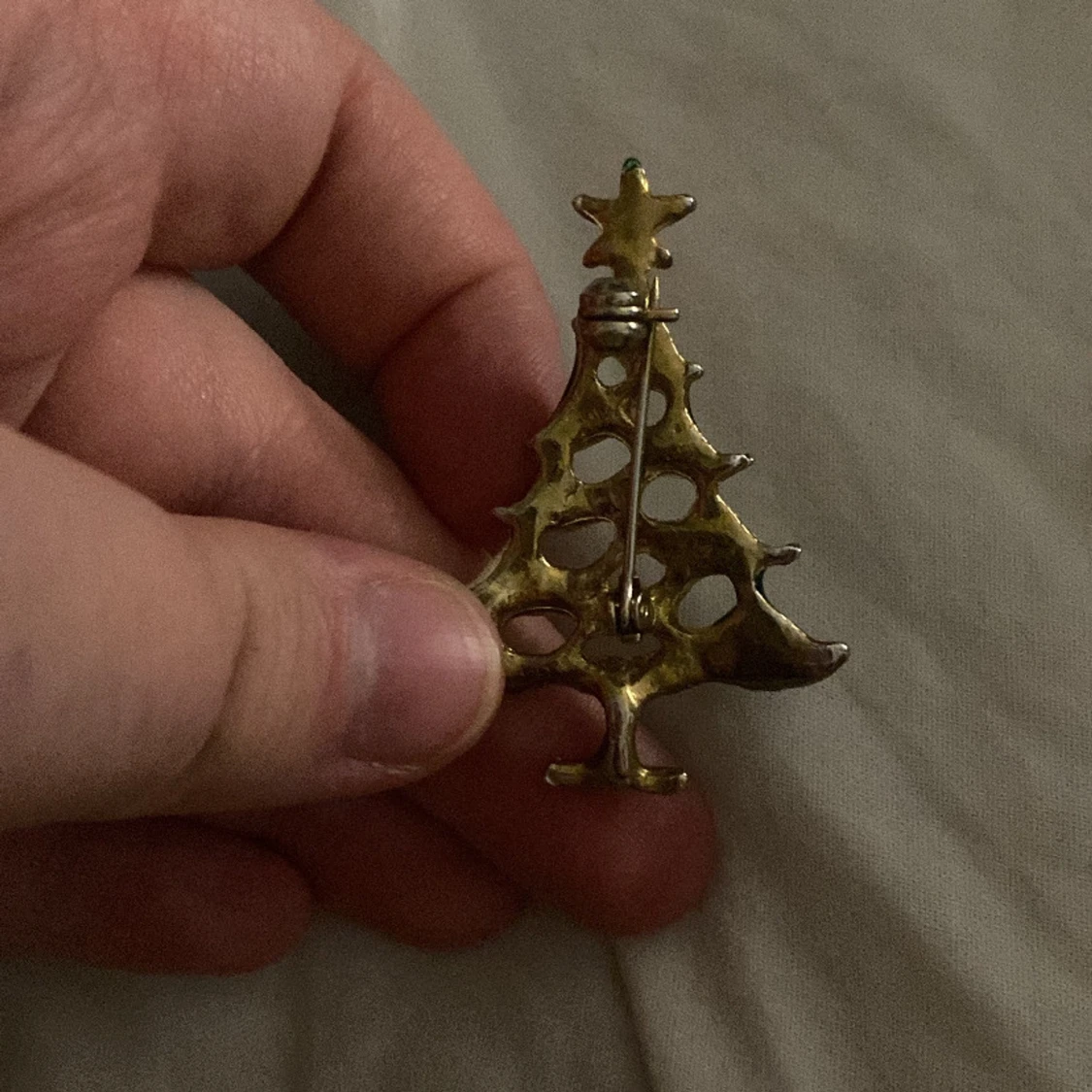 Guldiga broscher i form av ros och julgran - 2