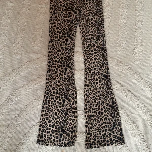 Helt nya Leopardmönstrade byxor från lager  - Snygga leopardmönstrade byxor från lager 157. Byxorna har en tight passform och är perfekta för att sticka ut. De är tillverkade i ett mjukt och bekvämt material.