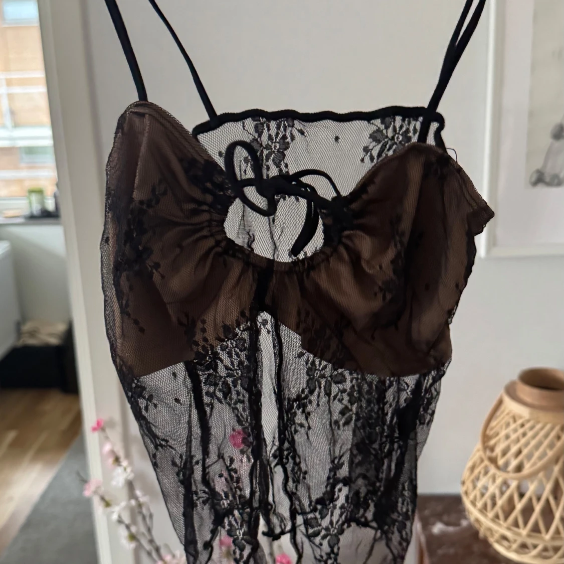 Svart spetslinne med rosett