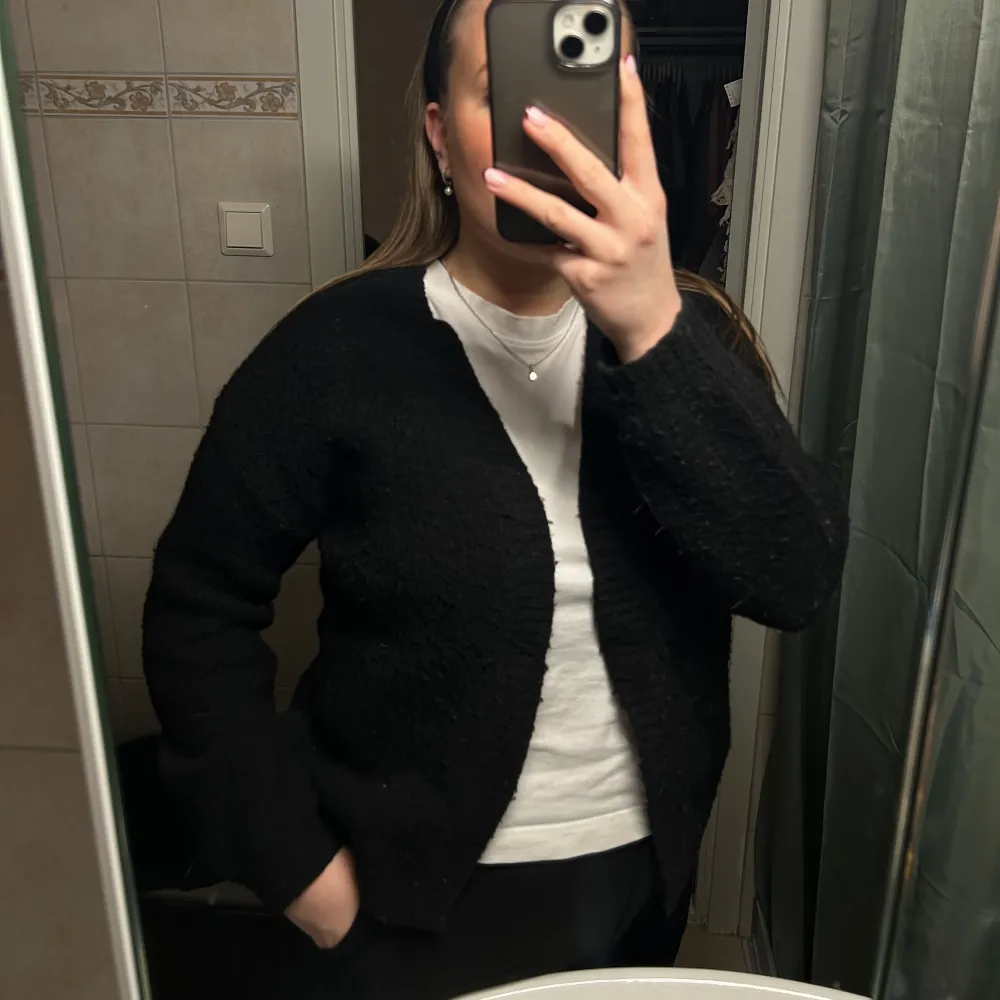 En svart stickad kofta från Vero Moda i storlek S.. Neuleet.