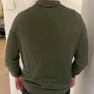 Mörk Grön half- sip tröja från Oscar Jacobson - Mörk Grön half- sip tröja från Oscar Jacobson. Extremt bra kvalitet på tröjan och skicket är 9/10. Storlek s, men materialet är ganska töjbart så funkar för dem som använder M också. Vid intresse eller frågor skriv i dm.