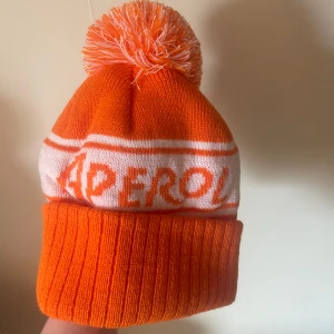 Aperol mössa - Aperol mössa i väldigt bra skick! Perfekt till afterskin!🤩🤩