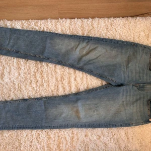 Blå jeans Stl M - Säljer ett par klassiska ljusare blå jeans från Lager 157. Modell Ink.. En klassisk femficksmodell i en smalare tapered fit. Ett par jeans som är lite rymligare över lår för att sedan smalna av ner mot foten, passar dig som vill ha en behaglig slim fit. 