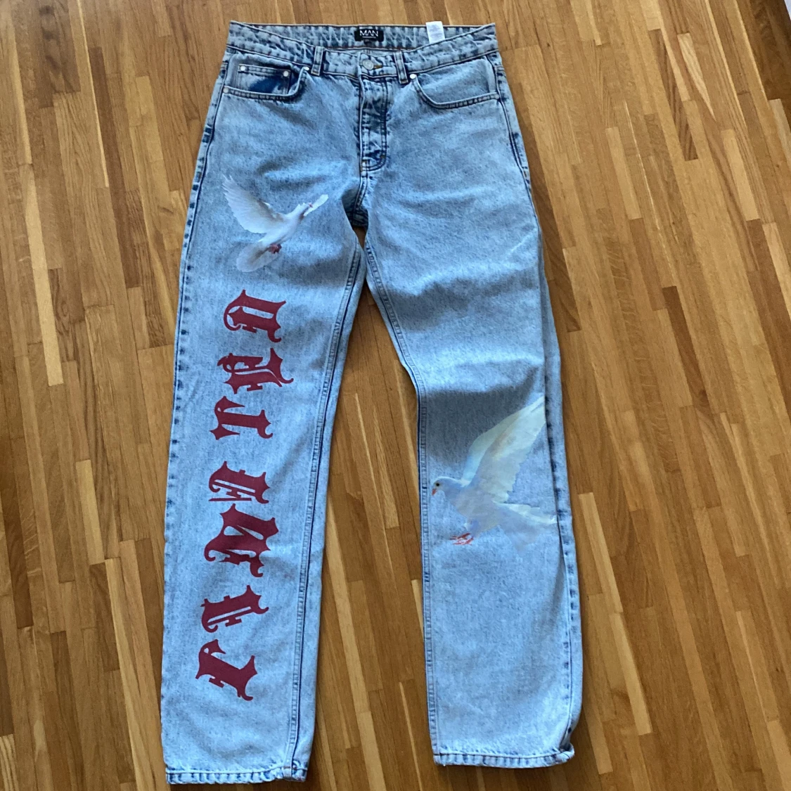 Ljusblå jeans med tryck från boohooMAN