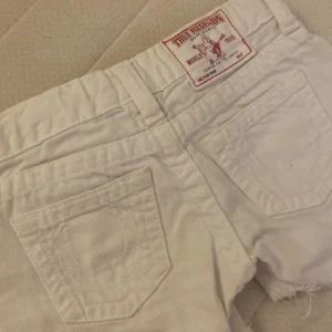 Low waist true religion shorts - Säljer dessa jeans shorts eftersom de inte helt satt som jag ville de passar folk som har xxs till xs ungefär ❤️❤️de har ett litet hål där fram men de går att sy ihop enkelt !