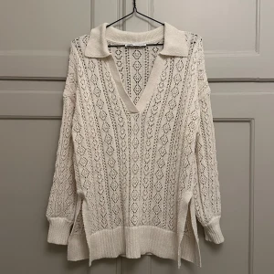 Vit stickad tröja från Zara - Snygg vit stickad tröja från Zara med avslappnad passform. Perfekt for sommaren 🌸 Oanvänd! 