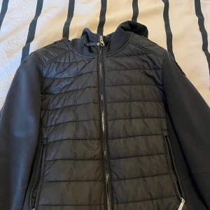 Parajumper jacka  - Parajumper jacka funkar för vår och höst storlek m men passar s finns ett väldigt litet hål men syns inte så mycket 