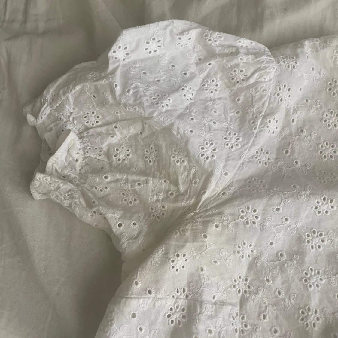 Vit blus med spetsdetaljer - 4