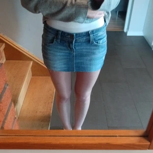 Lågmidjad jeanskjol - Super fin vintage lågmidjad jeanskjol från Stradivarius. Storlek 36 men är även lite stretchig så den går att ha på mindre och eventuellt lite större. 