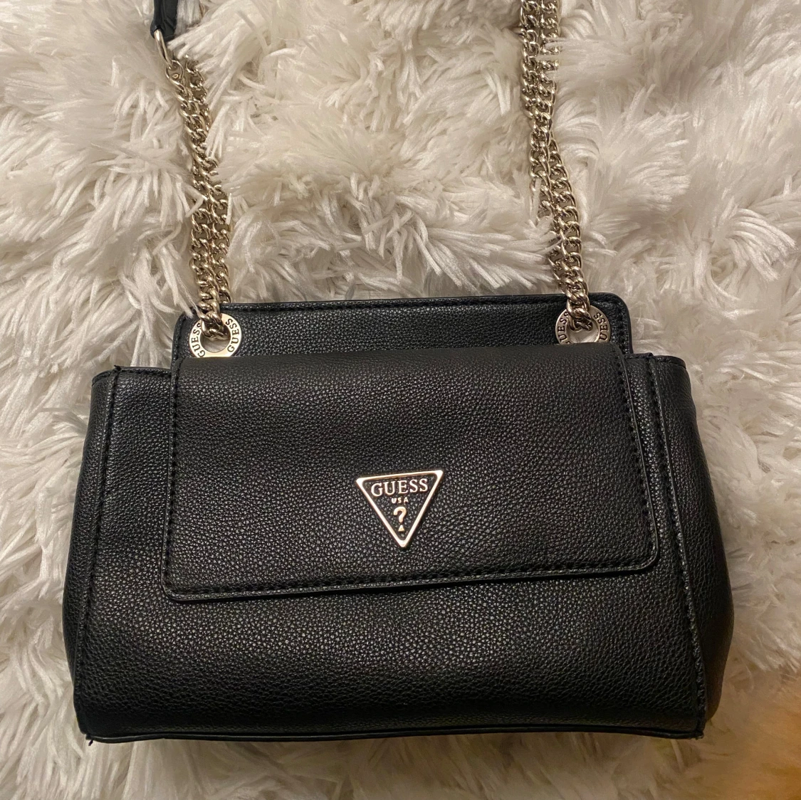 Svart axelväska från Guess