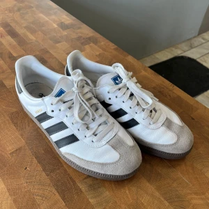 Adidas Samba og - Knappt använda och i jätte fint skick! Inget slitage. Har kartongen kvar. 💕 Säljer pga försmå. Obs! De är väldigt små i storleken så skulle säga att de passar någon som är 40 i sko storlek. Skriv gärna vid frågor 💖