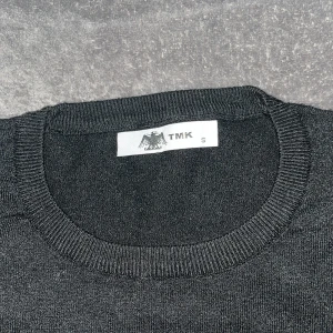 Svart tröja från TMK - Säljer en stilig svart tröja från TMK i storlek S. Tröjan är gjord av merionoull, och är nyköpt, vilket innebär att den är ej använd.