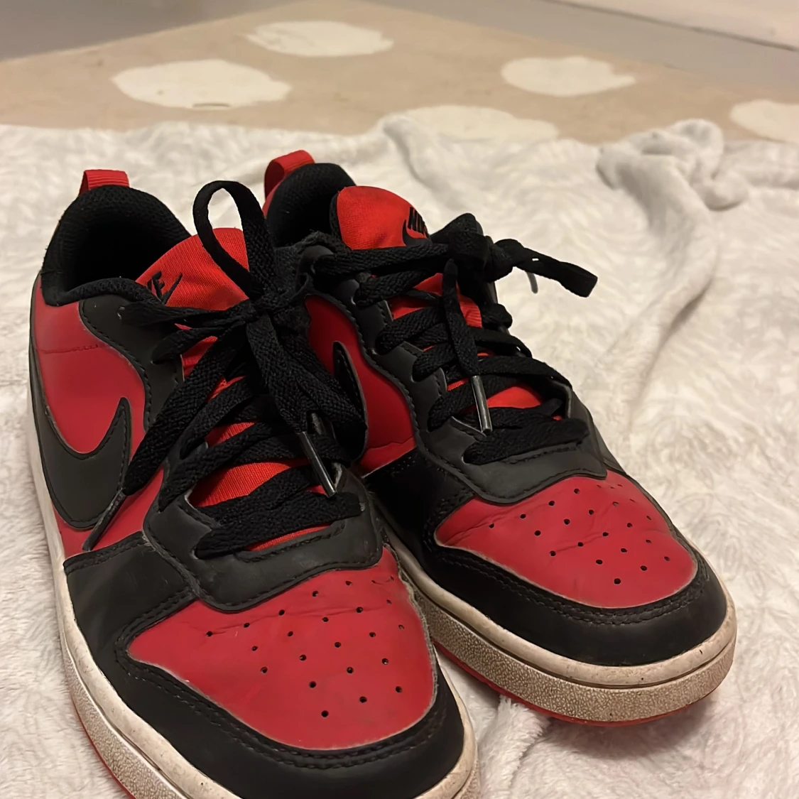 Nike sneakers i rött och svart