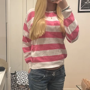 Rosa och vit randig tröja - Säljer en söt rosa och vit randig tröja med långa ärmar. Tröjan har en normal passform och är gjord i ett mjukt material.🥰❤️