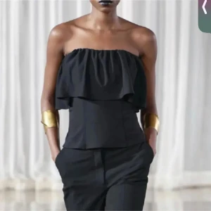 Svart axelbandslös topp - Fin topp från Zara. Använd typ 1 gång. Storlek S🥰