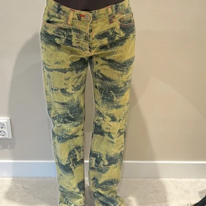 Unika jeans med mönster - Enda fel är på sista bilden
