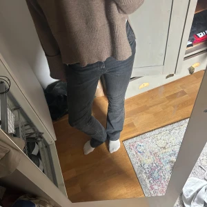 Grå jeans från Zara - Snygga lågmidjade grå flare jeans från Zara i storlek 36.