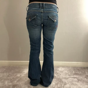 Vintage low waist Calvin Klein jeans - Snygga jeans från Calvin Klein. Dem är uppsprättade längst ner. Storlek 27 står de på lappen💗Midjemått: 40cm tvärs över Innerbenslängden: 86cm Grenhöjd: 19cm.   Hör av er om ni har några frågor🌸