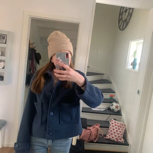 Blå ulljacka med knappar - Säljer den trendiga vår kappan från lager!😍✌️Den har en fin marinblå färg men knappr istället för dragkedja!