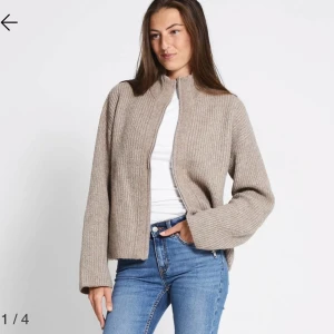 Stickad cardigan från lager - Helt ny och prislappen är fortfarande kvar. Jätte fin zip up. Kontakta ifall du vill ha bilder