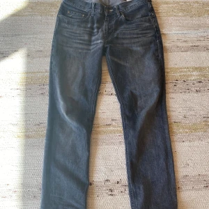 Gråa jeans från Acne - Sjukt feta gråa jeans från Acne studios! Inga defekter och är i perfekt skick. Skriv vid några frågor! 