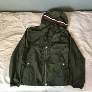 moncler windbreaker | Olivgrön - snygg tunn vindjacka som kommer passa perfekt nu när sommaren är runt hörnet. Kommer i  olivgrön och storlek 2/M. knappt använd och top kvalitet som vanligt. 🔸Tagsen följer med samt påse🔸 Kom gärna med prisförslag