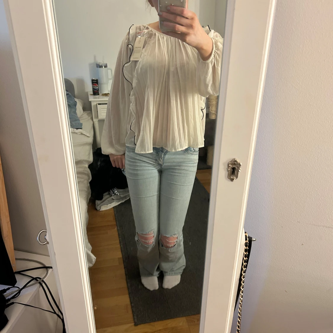 Vit blus med volangdetaljer