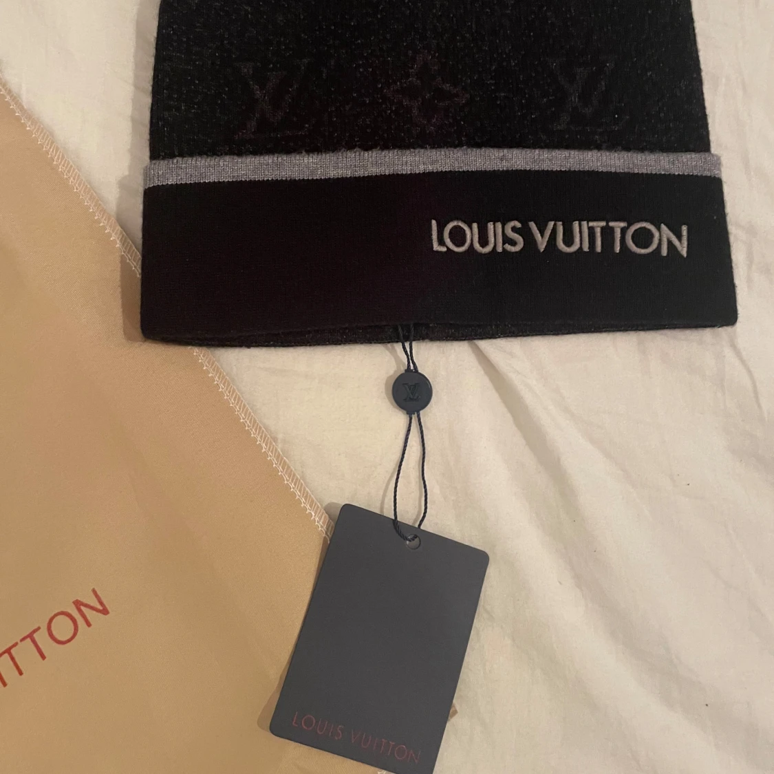 Svart mössa från Louis Vuitton - 2