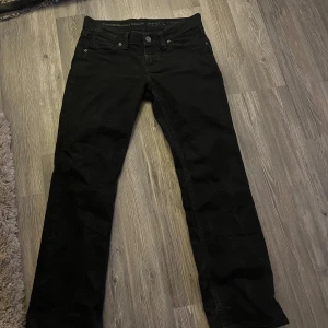 Svarta jeans  - Säljer ett par svarta jeans från True Denim. De har en medelhög midja och i storlek S. Skulle säga att de sitter mer någonstans mellan mid waist och low waist. 