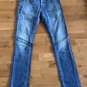 Dondup jeans  -  Säljer ett par sköna Dondup jeans i storlek 30 modell George med schyssta slitningar på jeansen skriv för frågor eller funderingar