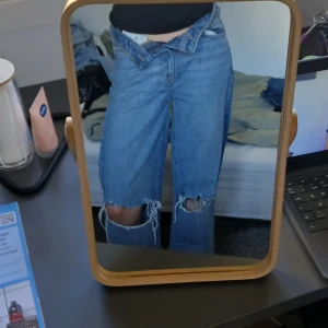 Baggy jeans - Jättebekväma baggy jeans med medelstora hål på knäna, från lager 157💕