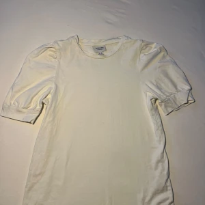 Vit kortärmad topp - Säljer en stilren vit topp från aware (vero Moda)  med korta puffärmar. jättefin topp som passar till allt, i nyskick!