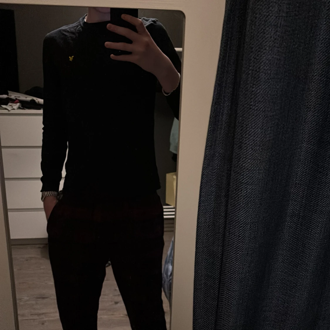 Svart långärmad tröja med gul logga - 1