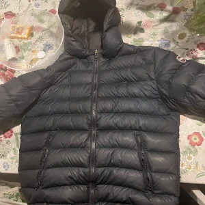 Colmar jacka - Colmar jacka(äkta) i bra skick förutom ett låtet hål i underarmen, syns inte framifrån och inte jätte tydligt bakifrån heller. Stolek 50/L men sitter som L/större medium. Nypris låg runt 5700 sek