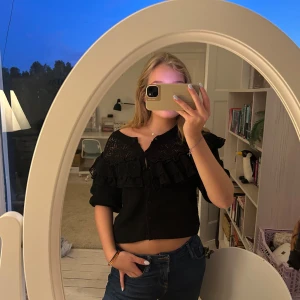 Svart croppad kofta med volanger - Svart kofta med croppad passform och snygga volangdetaljer. Perfekt till hösten och vintern och passar både till vardags och festligare tillfällen!💕💕🥰