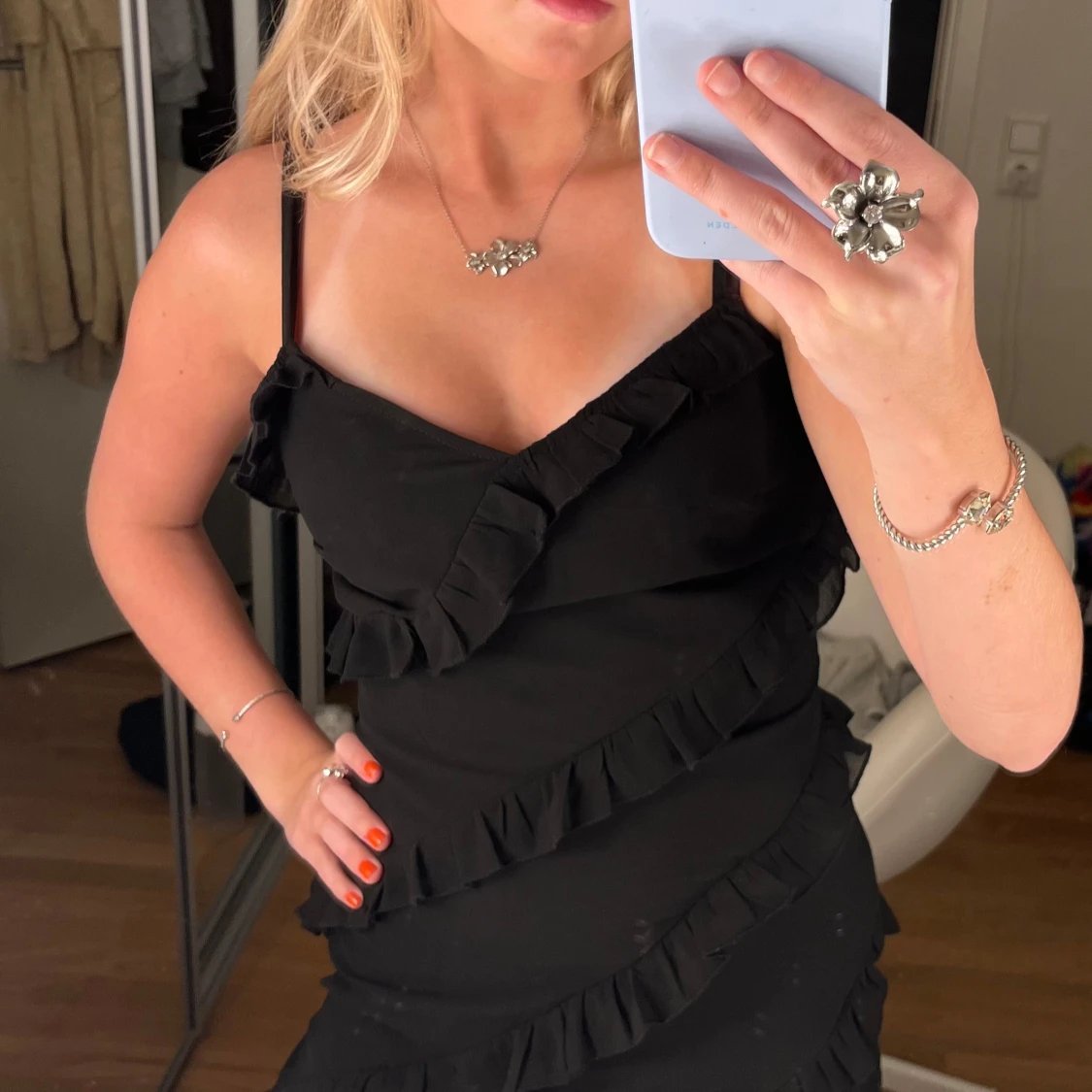 Svart miniklänning 