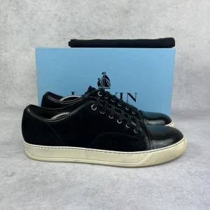 Lanvin DBB1 cap toe sneaker - – Condition: 8/10  - Size: 46/UK12  – What is included: Dustbag  – Retail price: 5000 + SEK  Please note that Lanvins fit big and our recommendation is to go one size down