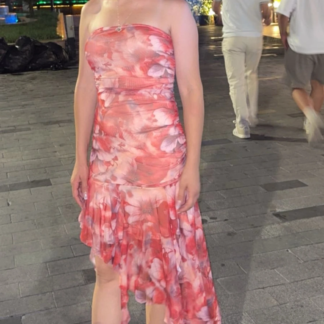 Rosa blommig axelbandslös klänning