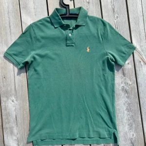 Grön Ralph louren piké! - Jätte fin grön Ralph louren piké i otroligt bra skick! Piken är i princip ny. Endast använd fåtal gånger. |Nypris 1500kr | | skick 9/10 | |storlek xs.| tveka inte för att be om mer bilder så kommer det direkt!. Mvh Liam!🙂