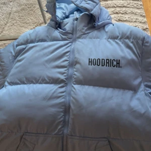 Ljusblå pufferjacka Hoodrich - Inga defekter , kom å köp
