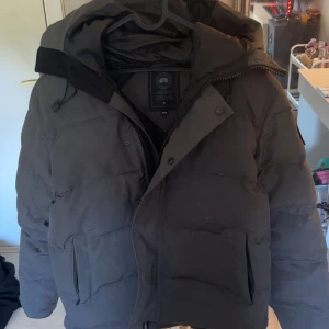 Canada goose - Den är lite smutsig så hade behövt en tvätt men annars i väldigt bra skicka, kan skicka mer bilder på den