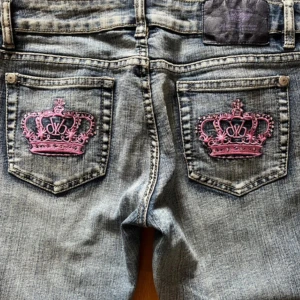 Blå bootcut jeans med broderi - Klicka inte på köp direkt!                                                     Säljer ett par blå bootcut jeans med låg midja och snyggt rosa broderi         Köpte på Sellpy men de va tyvärr för stora för mig                                                     Skriv om ni har några frågor💕
