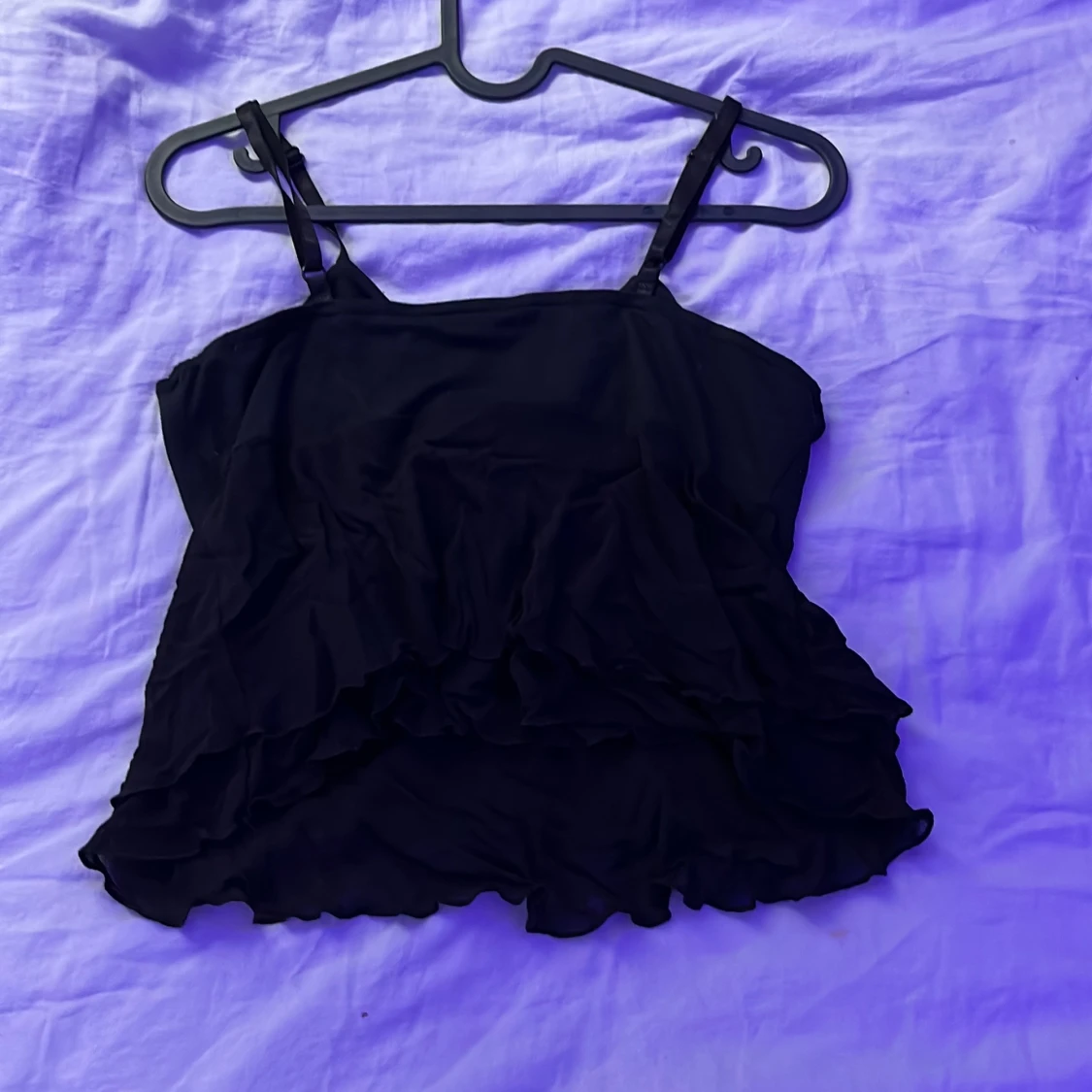 Svart volangig linnetopp med rosett - 1