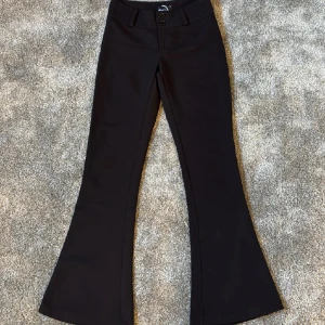 Kostymbyxor Gina tricot - Så så snygg kostymbyxor från Gina tricot i bootcut💞det är Low waist och jätte skönt material!!!
