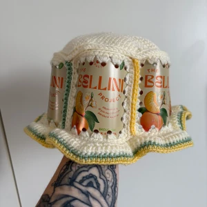 Cider hatt av sorten ”The Bellini” - Cider hatt av sorten ”The Bellini” 🤍 Virkad av mig 🫶🏻  🤍 Priset är EJ diskuterbart, tack för att du visar förståelse för det.   🤍 Vill du ha en annan sort? Jag virkar på beställning, skicka DM här eller på Instagram (@virkningbynadja) vid intresse.