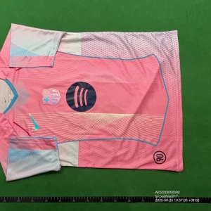 Barcelona nya tröja Rosa Lamine Yamal 10 - Snygg FC Barcelona fotbollströja med Lamine Yamal och nummer 10 på ryggen. Tröjan är rosa med ljusblå och vita detaljer, Nike-logga och Spotify-sponsor på bröstet. Tillverkad i Dri-FIT-material som andas, kortärmad och med modern design. Finns i storlek S , M , L
