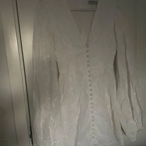 Adoore Florence dress  - Superfin och populär! Väldigt fint skick! Endast använd 2 gånger, storlek 34. Perfekt till studenten eller midsommar! Köpt för 1 495 kr