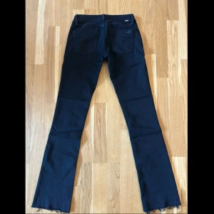 DL1961 jeans - Säljer dessa sjukt snygga lågmidjade jeansen från DL1961. Byxorna har bootcut passform och stretchigt material som sitter skönt. Jag har spretat upp bensluten för att göra dom längre. Kolla in min profil❤️‍🔥