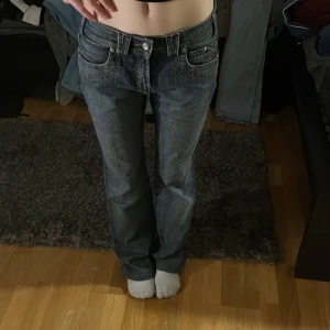 Trussardi blå jeans bootcut - Snygga blå jeans från Trussardi med klassisk bootcut-modell. Jeansen har låg midja, fem fickor och coola kontrastsömmar. Materialet är slitstarkt denim med en lätt tvättad look. Perfekta för dig som gillar en tidlös och avslappnad stil. HELT NYA ,väldigt snygga och låg midjade säljs för 399kr 