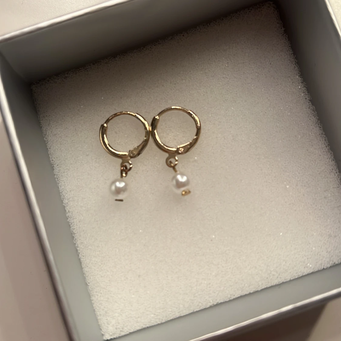 Guldiga örhängen med pärlor - 1